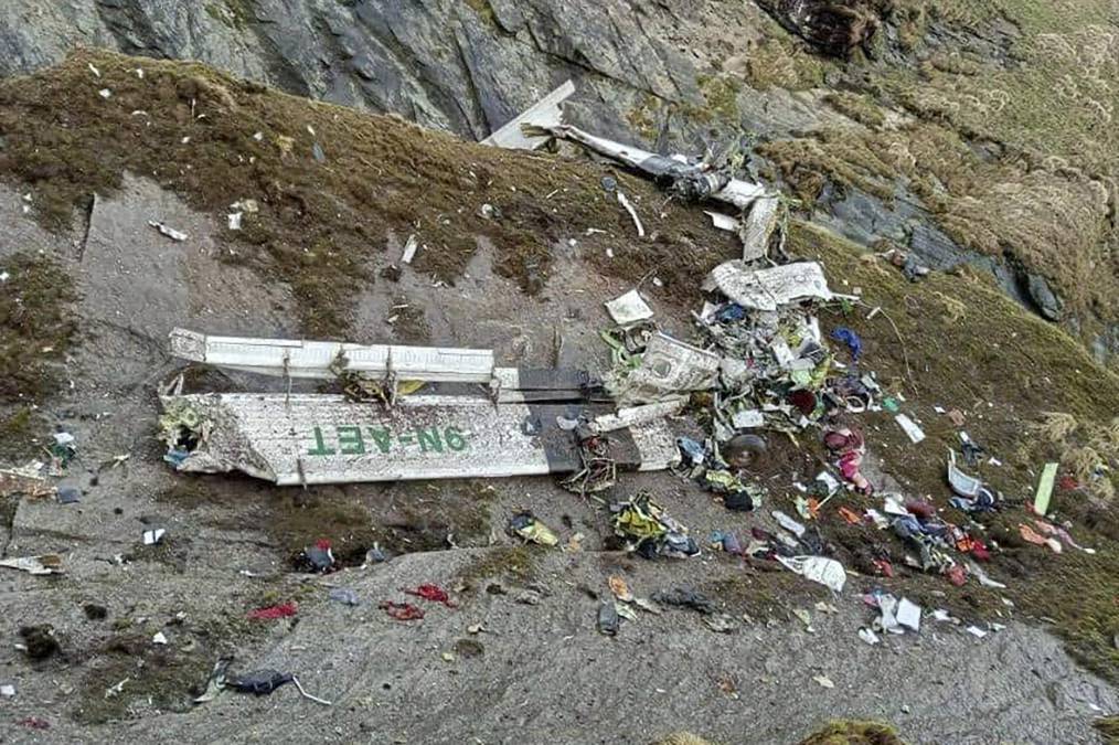 Los controladores aéreos perdieron el contacto con el avión, un Twin Otter de la compañía nepalí Tara Air, poco después de que despegara de Pokhara, en el oeste de Nepal, el domingo por la mañana. 