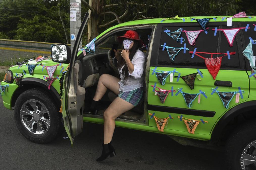 Fotos: Con su carro lleno de ropa interior mujer protesta contra femicidios en Honduras