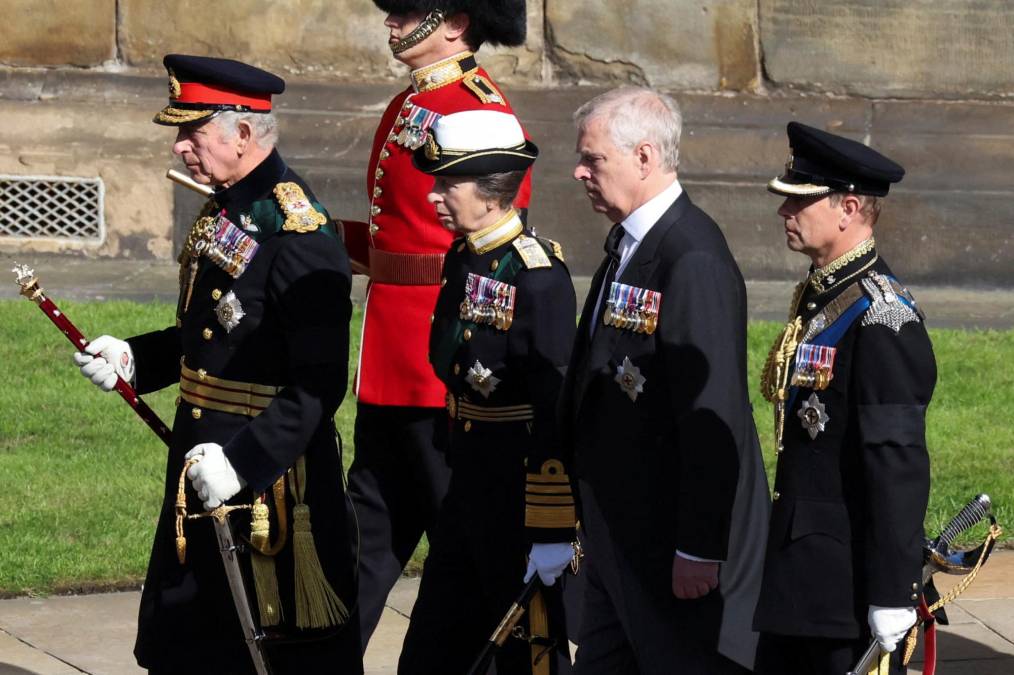 El rey Carlos III lidera la despedida de la reina Isabel en Escocia