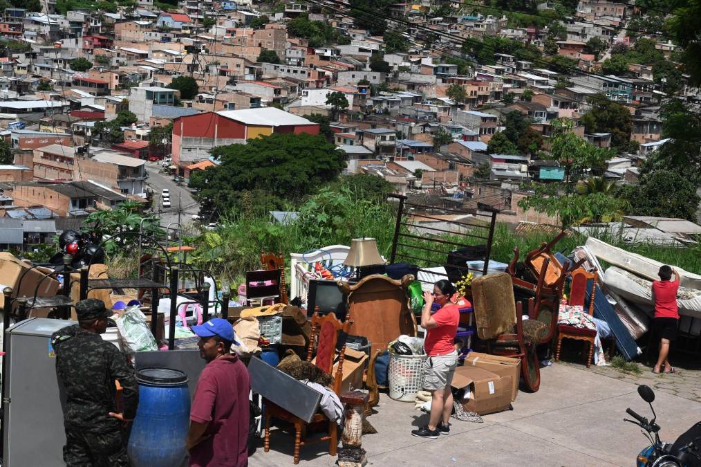 Alrededor de 80 familias fueron desalojadas forzosamente ante el peligro de que pudieran quedar soterradas por los deslizamientos de tierra, que no cesan.