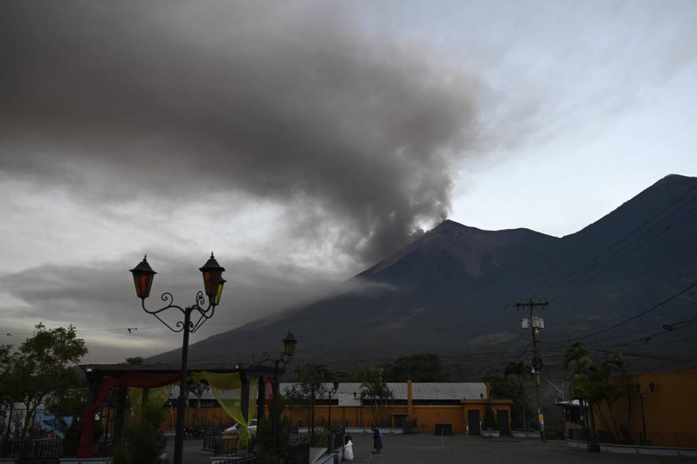 De acuerdo con la institución, la erupción del volcán, de 3.763 metros de altura y ubicado 35 km al suroeste de <b>Ciudad de Guatemala</b>, genera “constantes explosiones débiles, moderadas y fuertes”. 