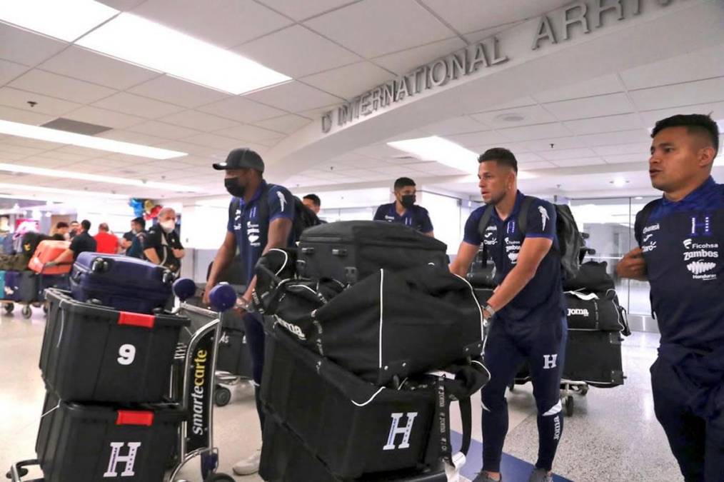 Tras aterrizar en el Aeropuerto Internacional de Miami, los jugadores hondureños se trasladaron al hotel de concentración.