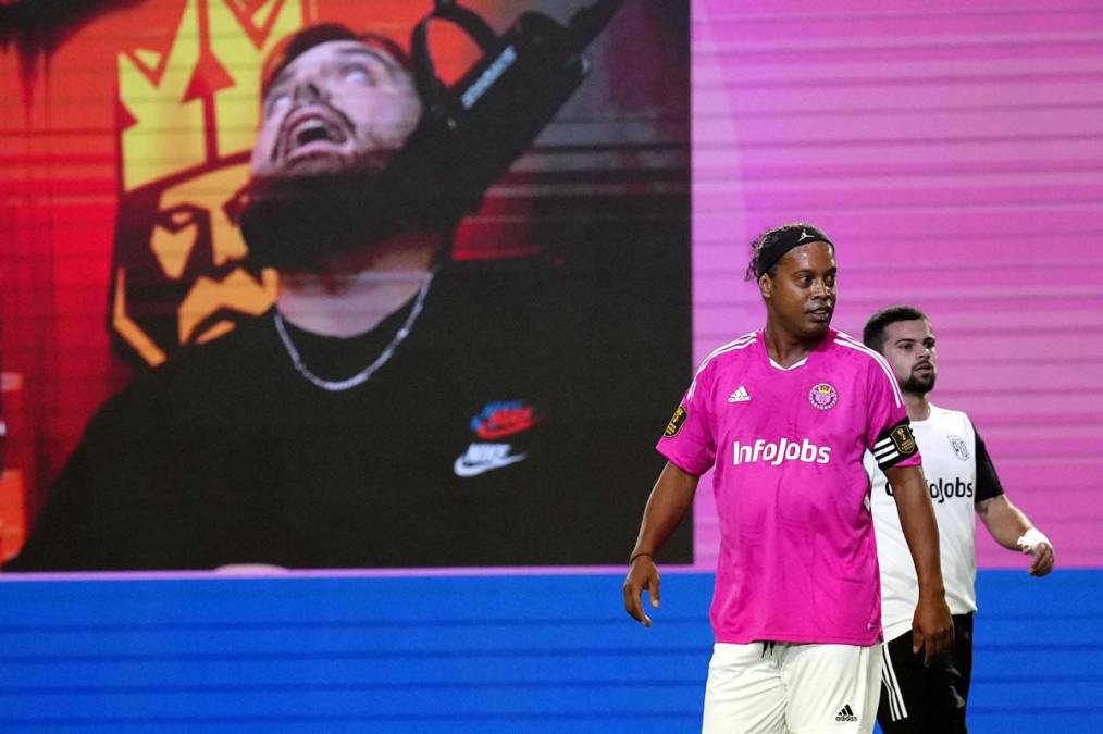 El streamer y youtuber vasco Ibai Llanos estuvo en pantalla en el Cupra Arena donde estuvo presenciado a su equipo Porcinos FC el debut de Ronaldinho.