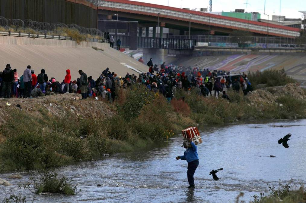 Lo cruces masivos de migrantes se registran desde el pasado viernes, y hasta la fecha más de 5,000 migrantes han sido detenidos y liberados por las autoridades en la ciudad de El Paso, según reportes de medios locales.