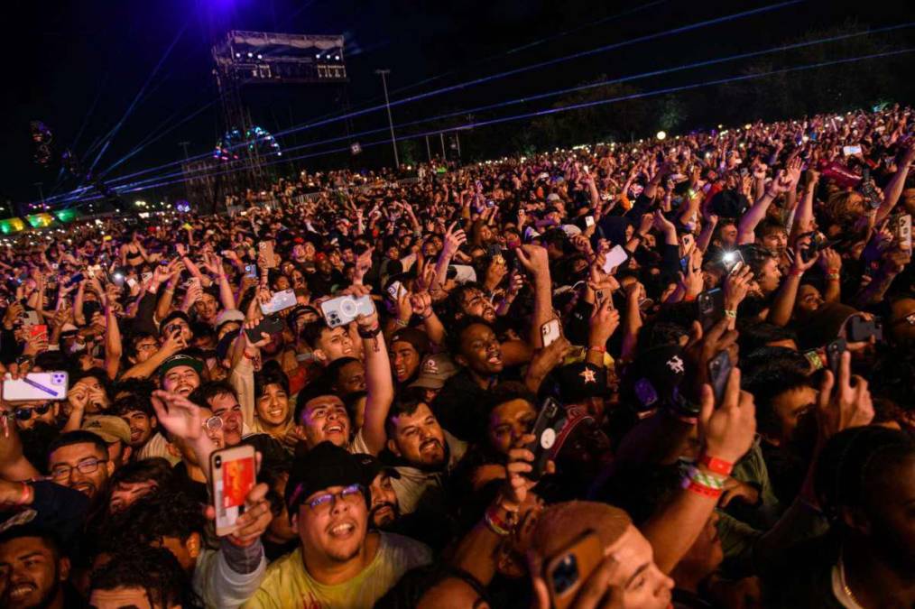 ¿QUÉ OCURRIÓ? La noche del viernes, unas 50.000 personas acudieron al complejo deportivo y de ocio NRG Park para disfrutar de un concierto del rapero Travis Scott, originario de Houston y quien, en 2018, lanzó un álbum llamado Astroworld y fundó el festival de música del mismo nombre.