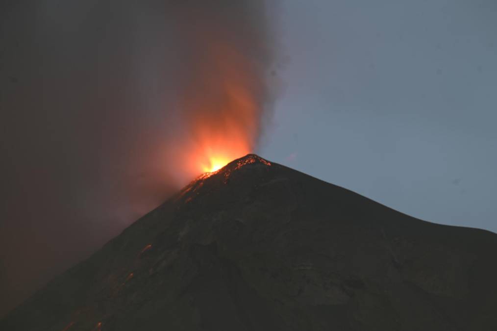 También provoca una “fuente incandescente” de lava que sobrepasa los 500 metros sobre el cráter y una columna de ceniza que se eleva más de un kilómetro de la cima del volcán, ubicado entre los departamentos (provincias) de Escuintla, Chimaltenango y Sacatepéquez, agregó el Insivumeh.