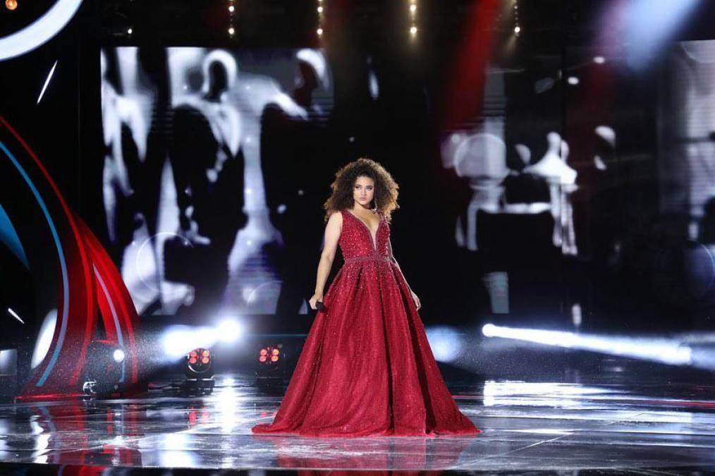 Muy hermosa y elegante se miraba durante su presentación en el séptimo concierto. Ataviada con un espectacular vestido rojo, Cesia cautivó con el clásico tema “Ese hombre”. 