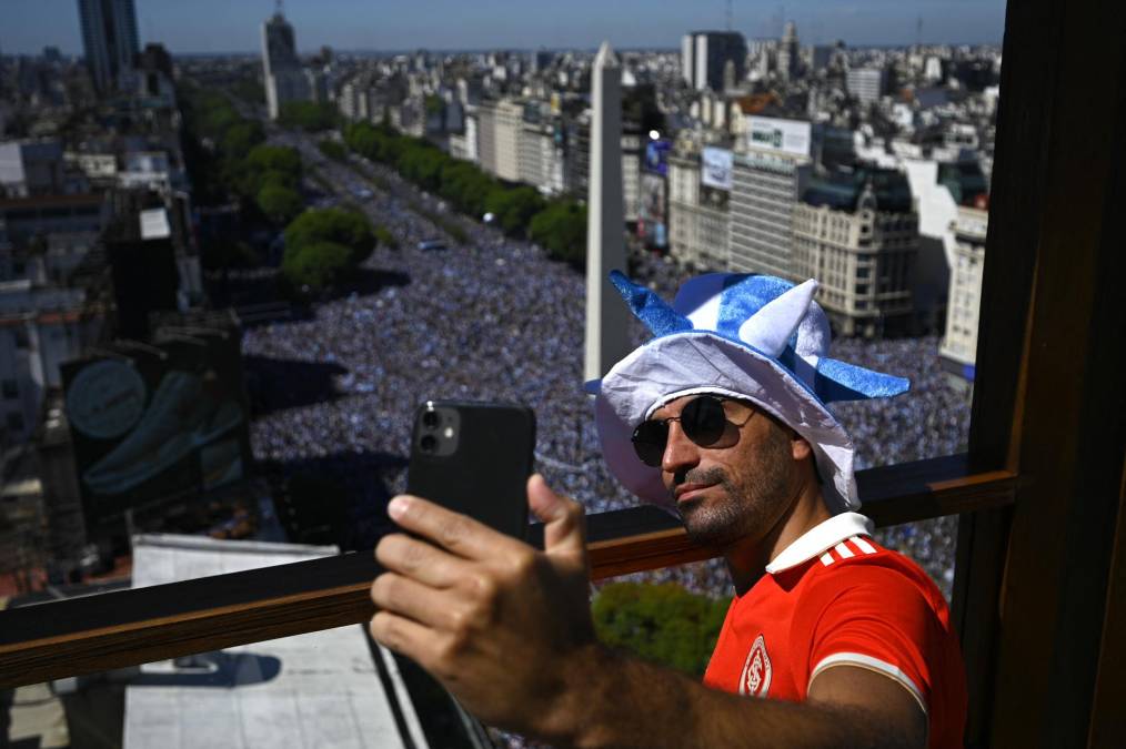 Los aficionados no se quieren perder del paso de los campeones por Argentina.