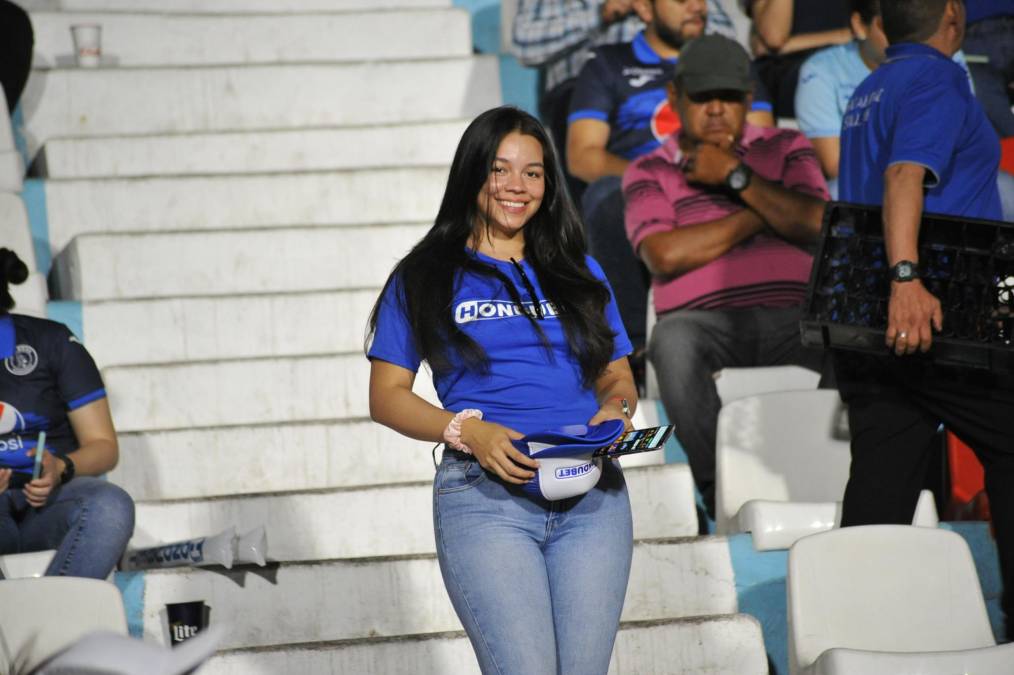 Algunas de las fotografías de las chicas que engalanaron en la previa del Motagua-Marathón en el Estadio Nacional de Tegucigalpa. 