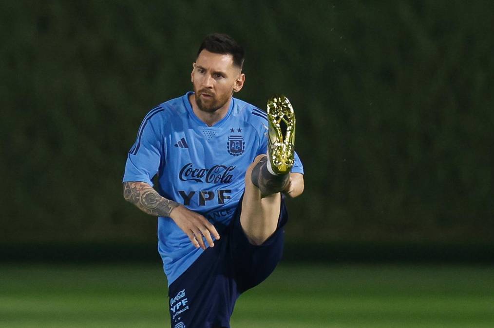 Según ESPN Argentina, Messi entrenó aparte debido a molestias en los gemelos tras el partido contra Emiratos Árabes del pasado miércoles en donde golearon 5-0.