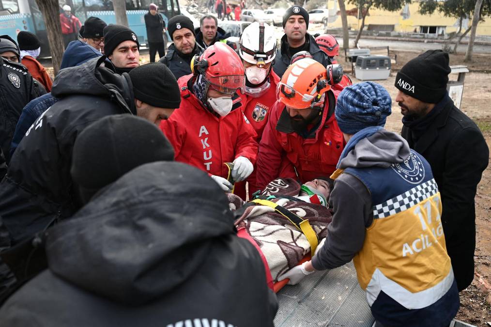 En Diyarbakir, a unos 350 kilómetros al este de la provincia donde tuvo su epicentro el primer temblor, una mujer fue rescatada tras estar 31 horas atrapada entre los escombros de su vivienda, y trasladada a un hospital entre los aplausos de los equipos de emergencia.