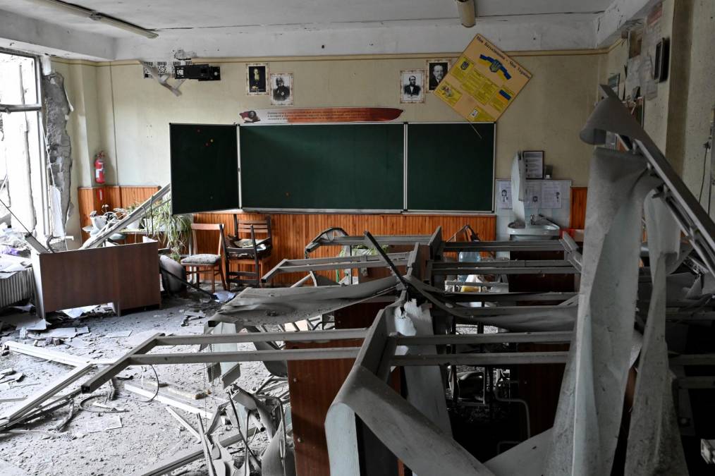 Las clases fueron suspendidas desde el inicio de la guerra y cientos de escuelas han sido destruidas totalmente por los bombardeos rusos.