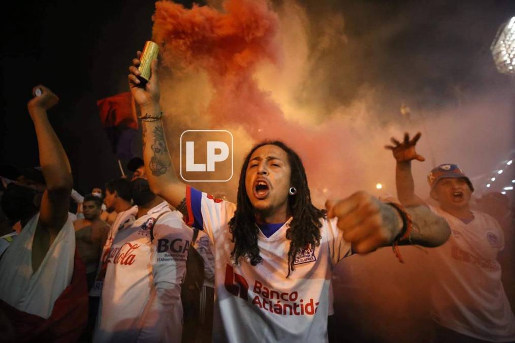 Llenazo espectacular de afición de Olimpia y fiesta de la Ultra Fiel en el Nacional ante Municipal