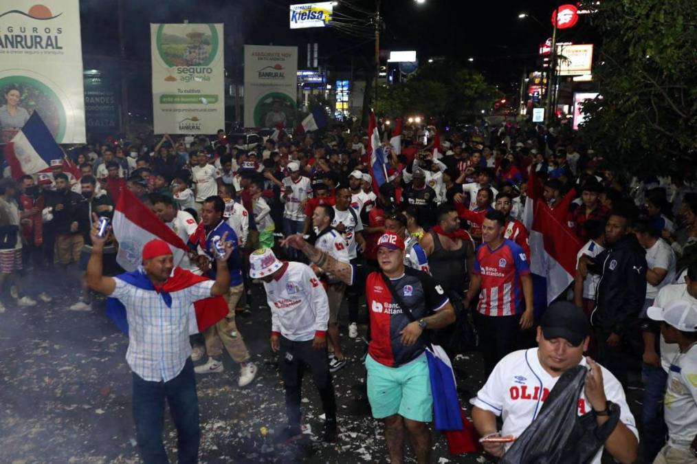 ¡Caravana! Olimpistas celebran en las calles la Copa 35