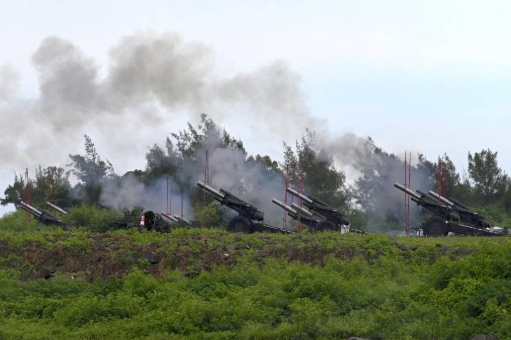 El Ejército de Taiwán realiza un simulacro de defensa de la isla con fuego de artillería real tras acusar a Pekín de preparar una invasión.