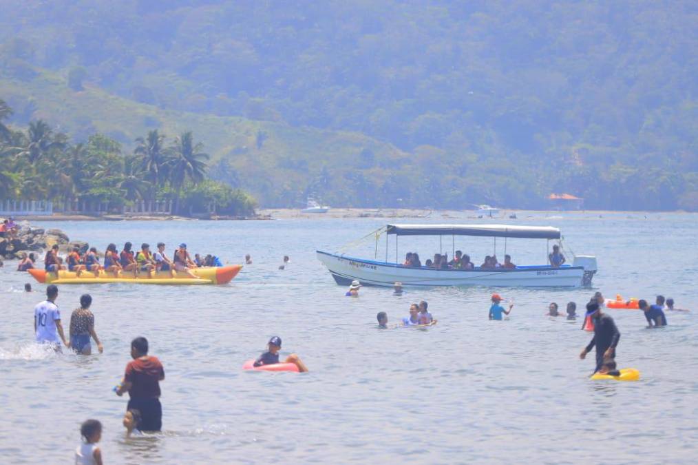 Los turistas disfrutan de la playa municipal y otros atractivos. 