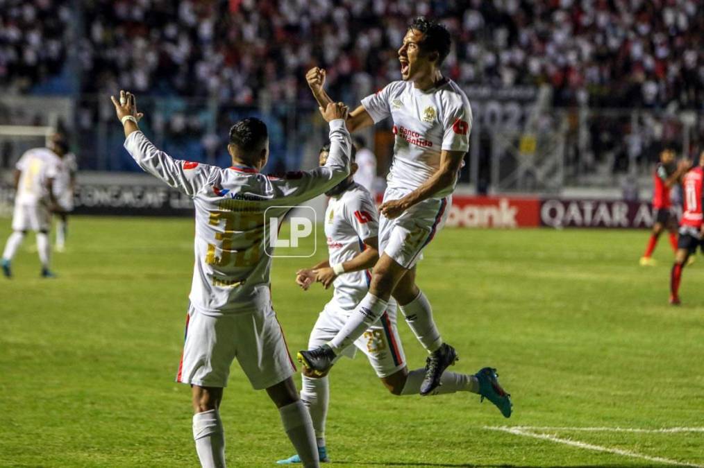 José Mario Pinto celebrando su gol para el 1-0 del Olimpia ante Alajuelense.