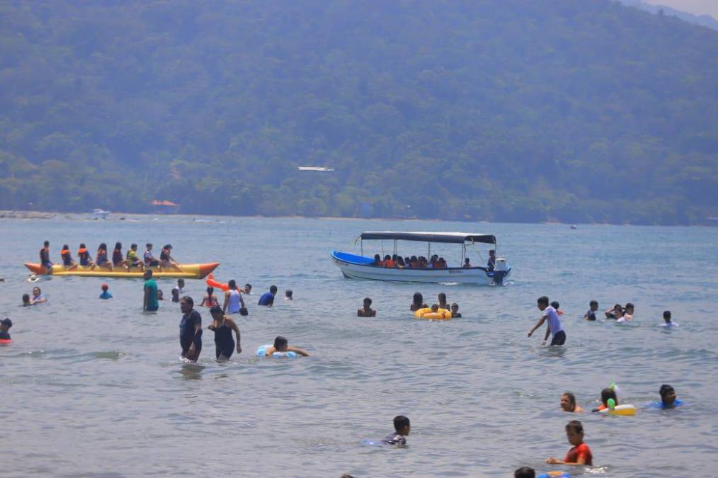 Este Domingo de Ramos, que marca el inicio de la Semana Santa, fue aprovechado por cientos turistas para desplazarse y darse un chapuzón en Omoa y Puerto Cortés. 
