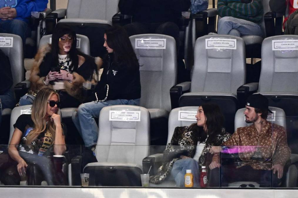 La personalidad de los medios estadounidenses Khloe Kardashian (izq.), la modelo canadiense Winnie Harlow (arriba, izq.), el cantautor canadiense Justin Bieber (dcha.) y su esposa, la modelo estadounidense Hailey Bieber, en el Super Bowl 2024.