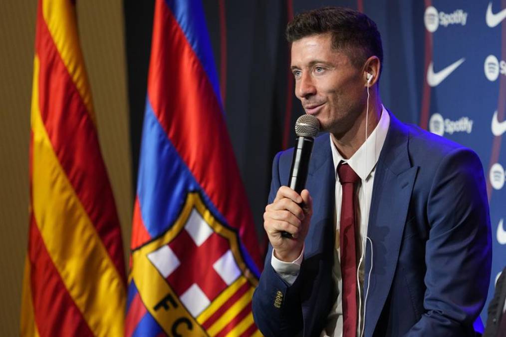 “Estoy muy contento de estar en Barcelona”, comentó Lewandowski en sus primeras palabras en la presentación. 