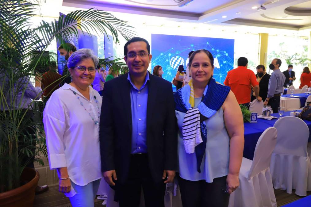 Arlene Castellón, Denis Oliva y Ana María Reyes