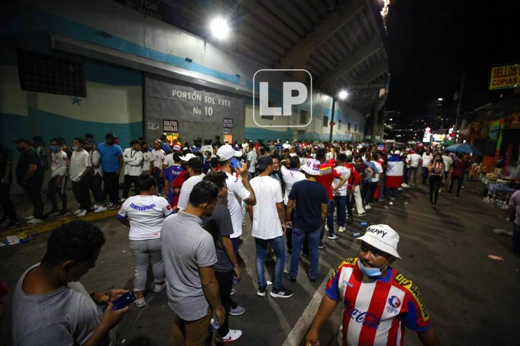 Mientras se jugaba el partido en los primeros minutos, en las afueras del estadio Nacional Chelato Uclés todavía había una gran fila para el ingreso al escenario deportivo.