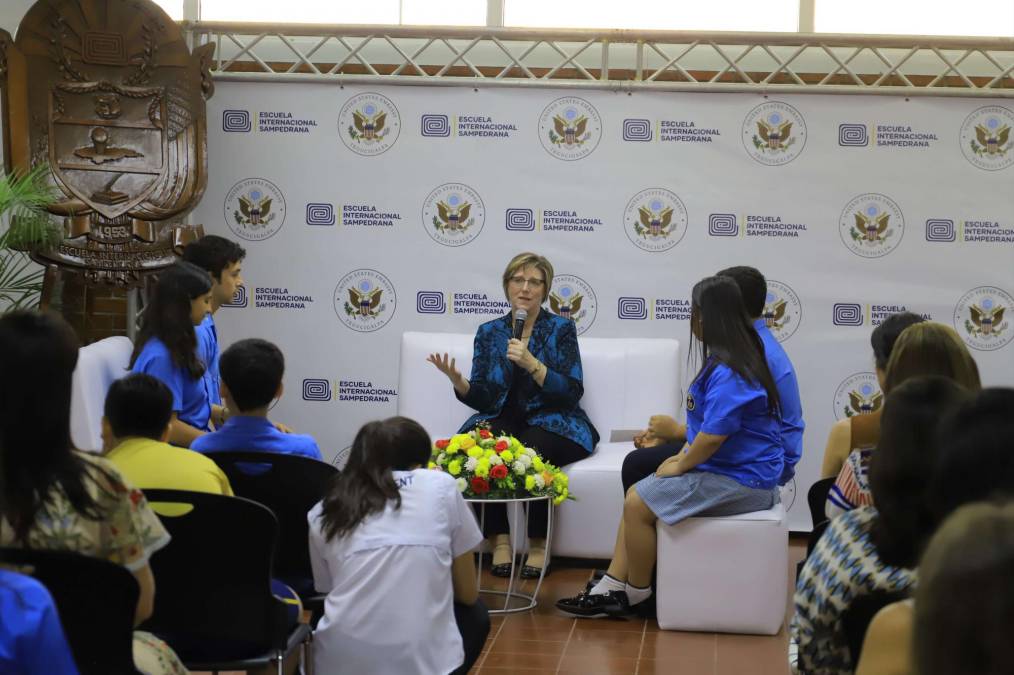 Estudiantes de la<b> Escuela Internacional Sampedrana</b> (EIS) dieron una cálida bienvenida a la<b> embajadora de Estados Unidos en Honduras</b>, <b>Laura Dogu</b>, quien visitó dicha institución la mañana de este jueves con el fin de entablar un conversatorio con los alumnos.