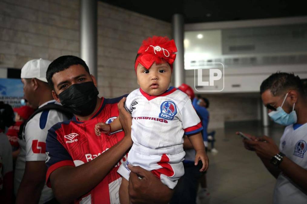 Aficionados del Olimpia llegaron al aeropuerto Toncontín de Tegucigalpa para recibir al campeón de la Liga Concacaf 2022.