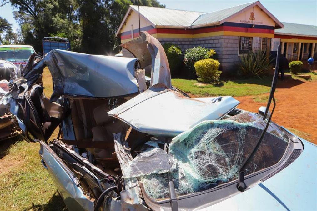 Estas fueron algunas de las imágenes difundidas por los medios de comunicación kenianos mostraban su coche con el parabrisas y el techo destrozados por el impacto.