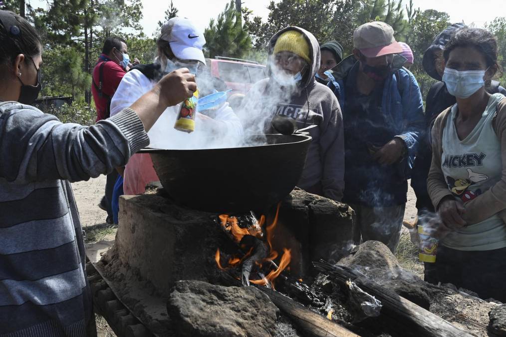 A pesar de la orden girada por Xiomara Castro, los agentes insisten en desalojar a los pobladores, generando un escenario caótico sin precedentes en el sector. 