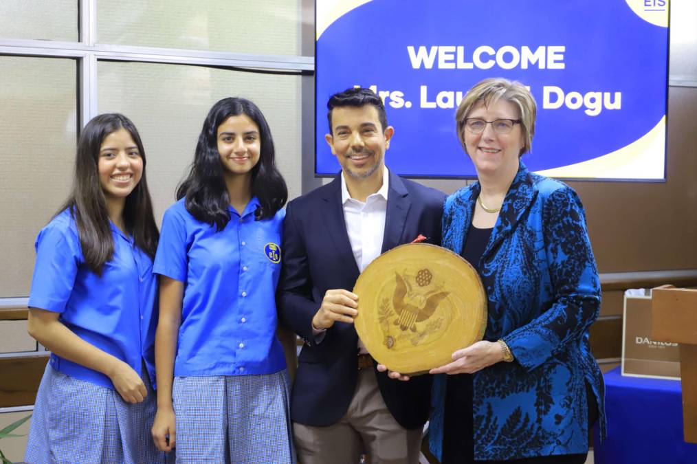 Durante su visita la embajadora recibió finas atenciones por parte de la institución en agradecimiento por su visita.