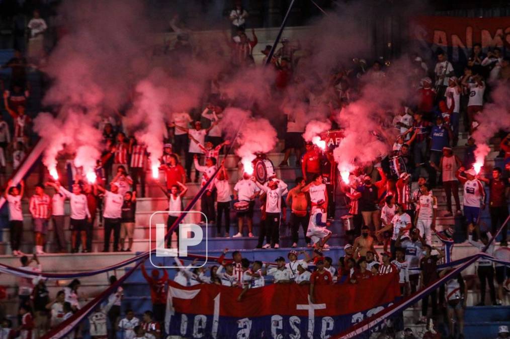 Los aficionados olimpistas usaron bengalas para ponerle color al partido.