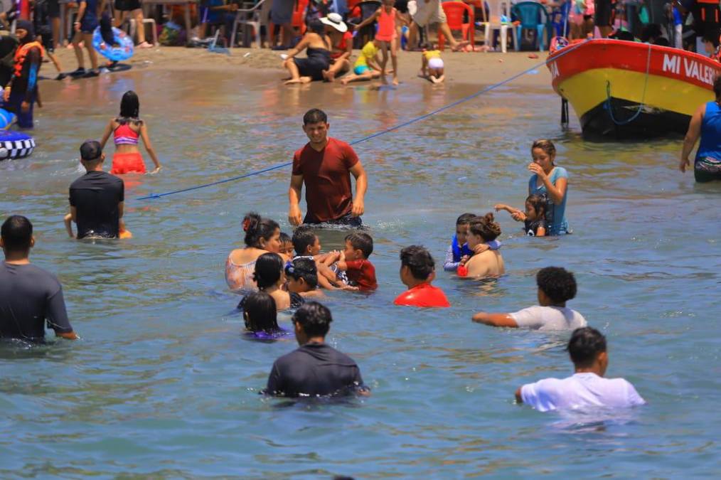 Así disfrutan veraneantes en las bellas playas de Omoa, Cortés (FOTOS)