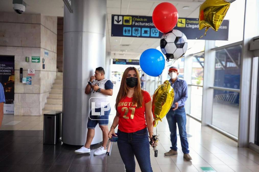 En el aeropuerto Toncontín apareció Yarely Espinal, esposa de Jerry Bengtson, con globos para darle un especial recibimiento al delantero y capitán del Olimpia.