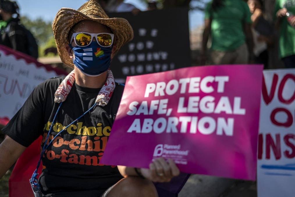 En los estados que restrinjan severamente o prohíban y tipifiquen como delito las interrupciones voluntarias de embarazos, las mujeres deberán continuar con su embarazo, someterse a un aborto clandestino, obtener pastillas para abortar o viajar a otro estado donde siga siendo legal. 