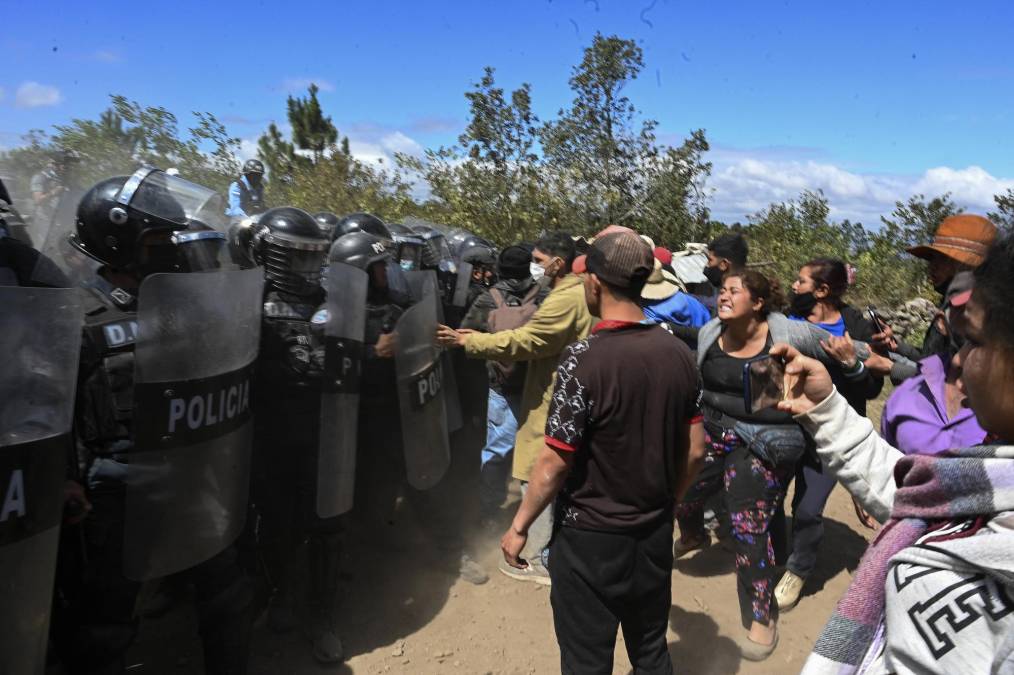 Familias enteras resguardaron sus hogares e insisten en que permanecerán a expectativa del desalojo. 