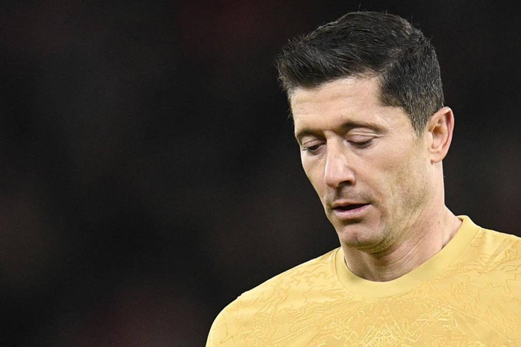 Robert Lewandowski con mirada desencajada tras la eliminación del Barcelona en la Europa League.