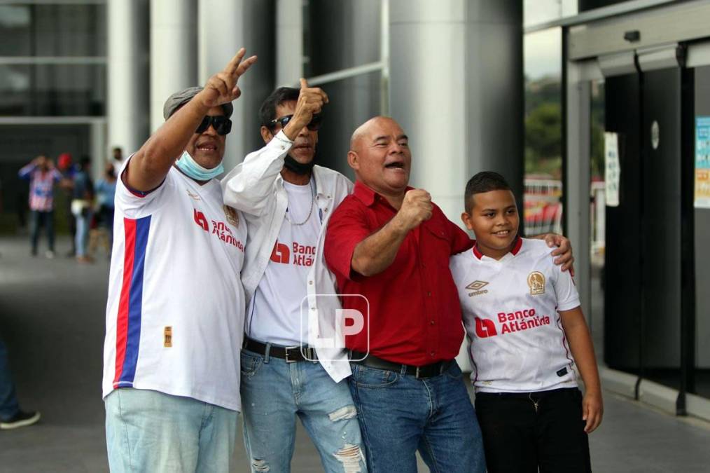 Aficionados del Olimpia llegaron al aeropuerto Toncontín de Tegucigalpa para recibir al campeón de la Liga Concacaf 2022.