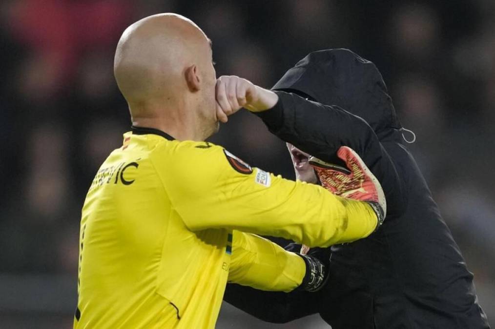 El aficionado del PSV le propinó un puñetazo en el rostro al portero del Sevilla, Marko Dmitrovic, durante los minutos finales del partido.