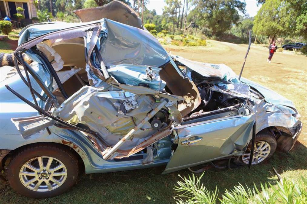 Así quedó destrozado el auto en el que se conducía Kelvin Kiptum junto a su entrenador y la mujer que resultó herida.