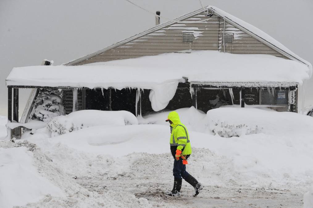 Casas congeladas, inundaciones y caos en aeropuertos tras histórica tormenta en EEUU