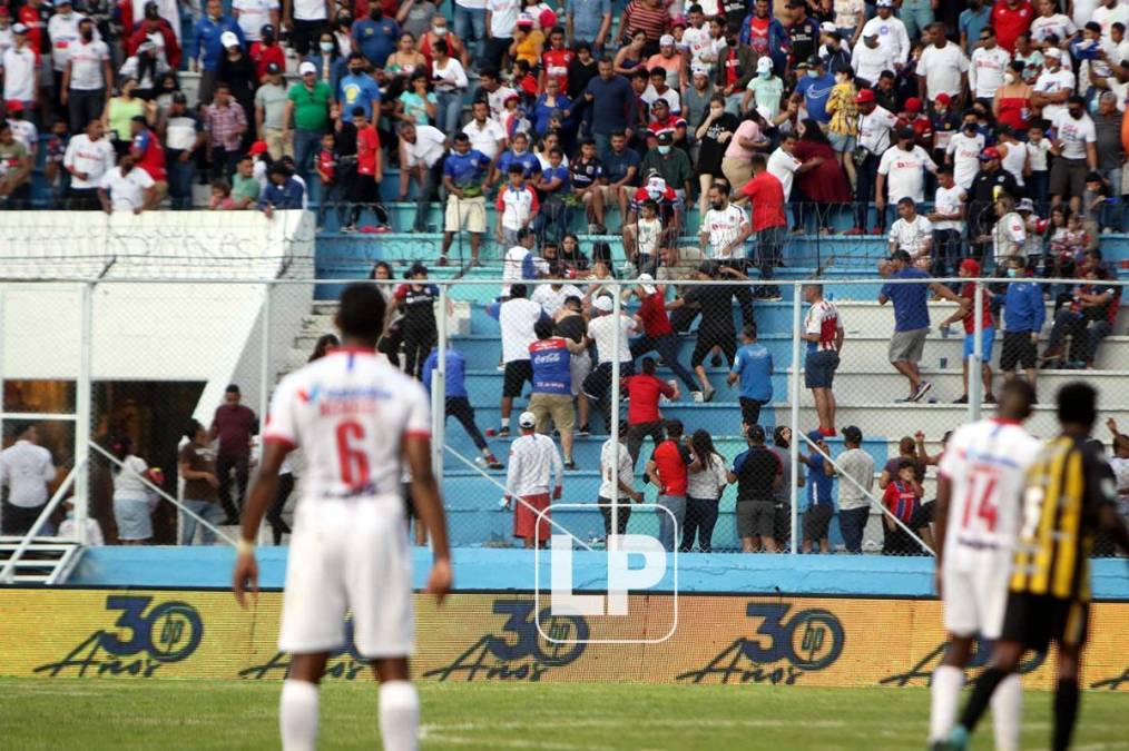 Aficionados del Olimpia protagonizaron una pelea entre ellos mismo en las gradas del estadio Nacional Chelato Uclés.