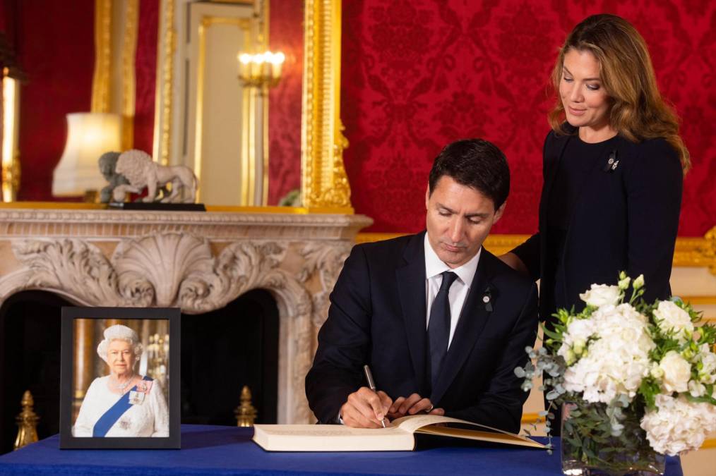 El sábado, los primeros ministros de Nueva Zelanda, Jacinda Ardern, y Canadá, Justin Trudeau, también desfilaron por la capilla ardiente junto a personalidades como el exfutbolista David Beckham.