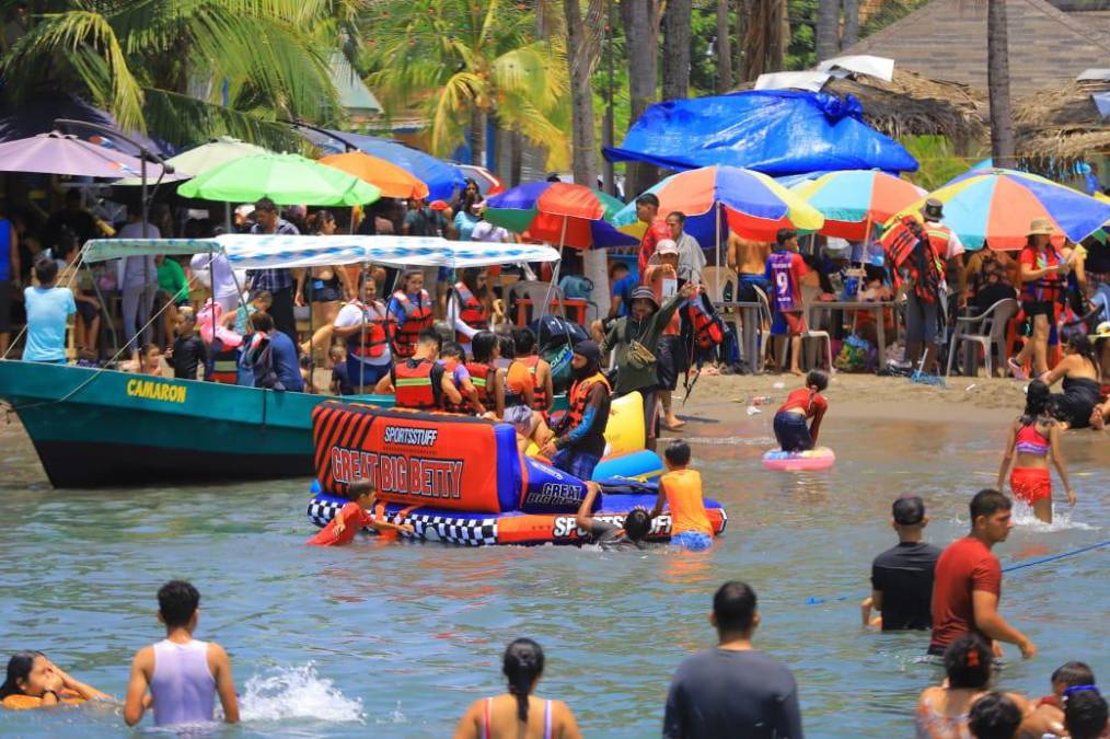 Así disfrutan veraneantes en las bellas playas de Omoa, Cortés (FOTOS)