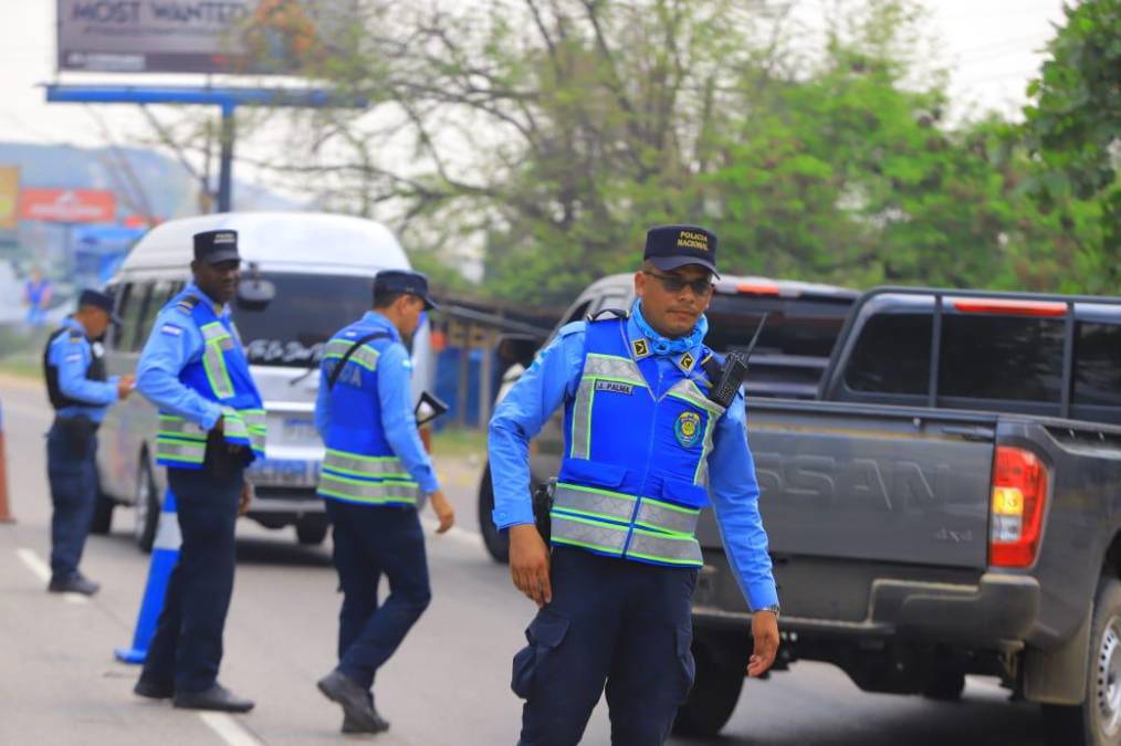 La Policía Nacional se ha desplazado en diferentes puntos carreteros para custodiar la movilización de turistas que se trasladan desde distintos departamentos del país. 