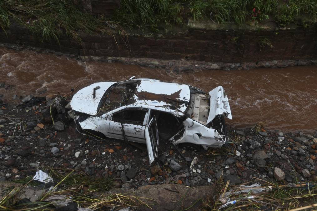 Algunos automóviles fueron arrastrados por la intensa corriente del cauce de algunas quebradas que cruzan concurridos barrios y colonias de Tegucigalpa. 