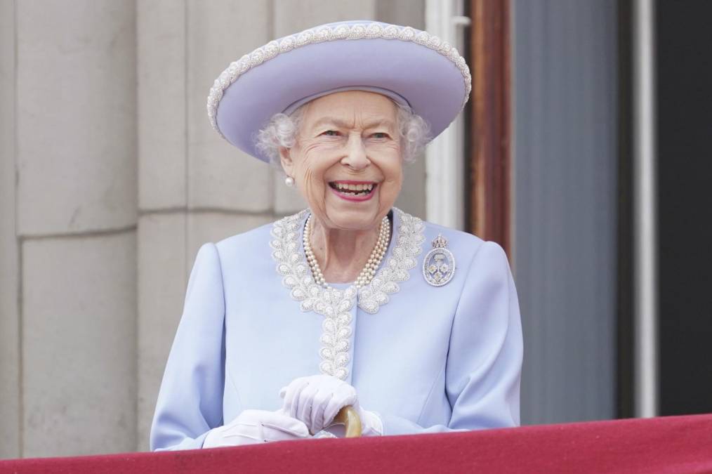 6 septiembre 2022 - Isabel II encarga desde Balmoral (Escocia) a Liz Truss que forme nuevo Gobierno como nueva primera ministra del Reino Unido.