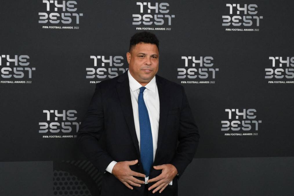El exfutbolista y leyenda de Brasil, Ronaldo, también está presente en la entrega de premios.