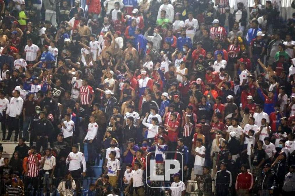 Un buen número de hinchas del Olimpia asistieron al Nacional para el Clásico capitalino.