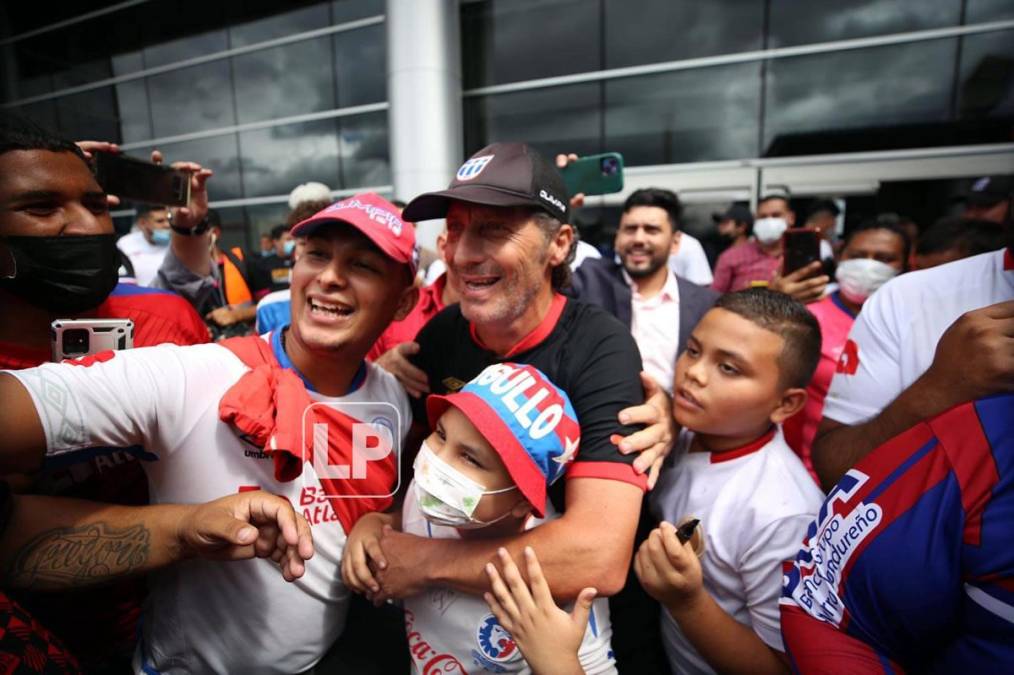 Pedro Troglio se mostró muy contento con el recibimiento de los aficionados del Olimpia.